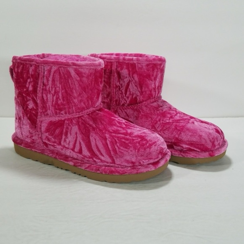 BNWT Authentic Pink Velvet UB Boots, Kids 5, Women’s 6 Classic Mini II